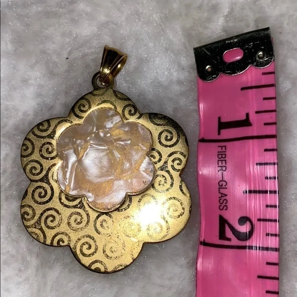 Clover luxury fashion gold tone pendant - Picture 7 of 9